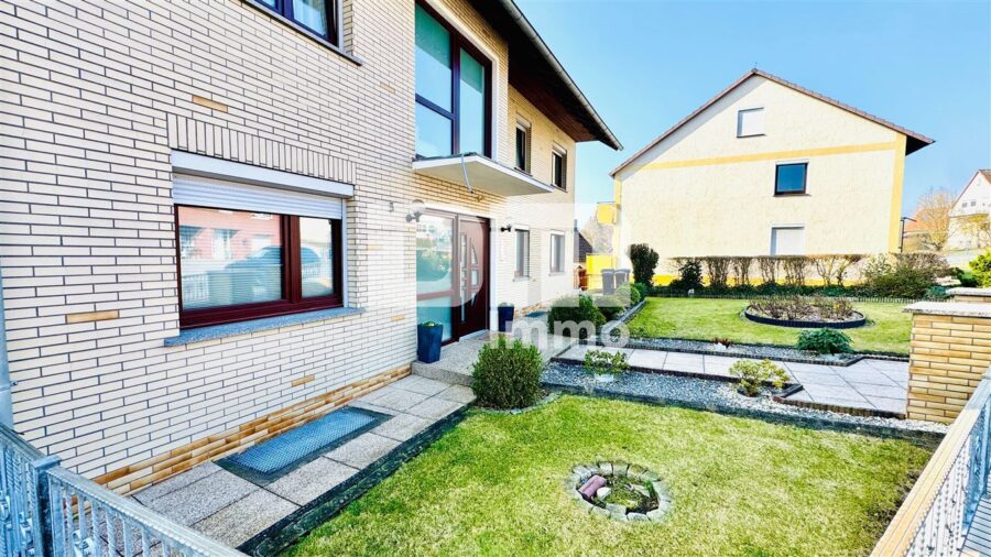 Modernisiertes Ein-/ Zweifamilienhaus inkl. PV-Anlage + Garage auf Traumgrundstück - Vorgarten